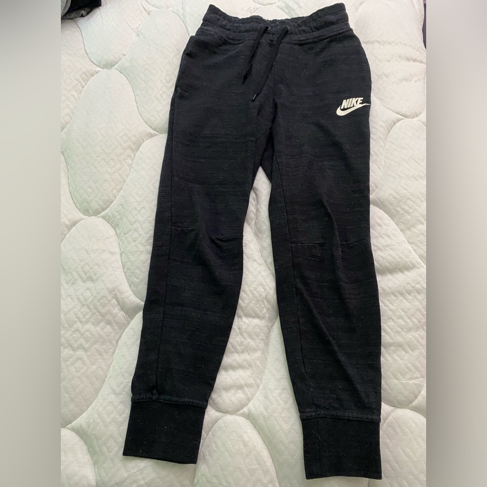 Nike sweatpants, size xs, only worn twice, black in color